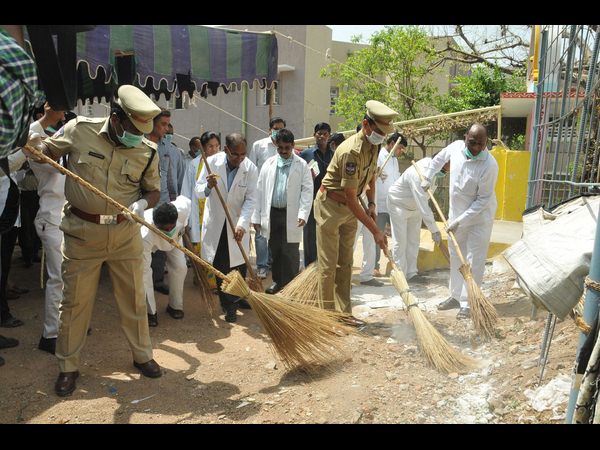 నీలోఫర్‌ను ఊడ్చేసిన పోలీసులు, వైద్యులు