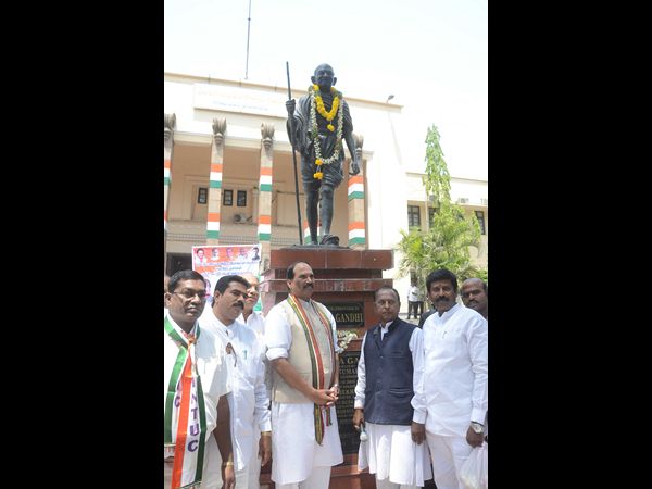 గాంధీభవన్‌లో..