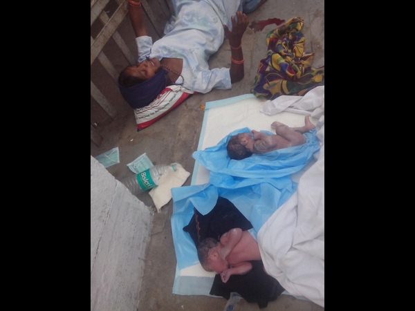రైల్వే స్టేషన్లో కవలలు