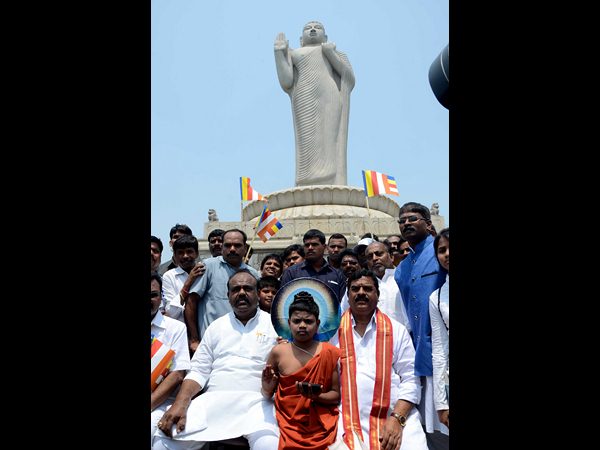 బుద్ధవనంలో కేసీఆర్, మొక్క నాటారు