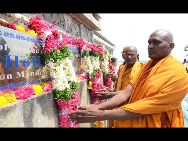  బుద్ధవనంలో కేసీఆర్, మొక్క నాటారు