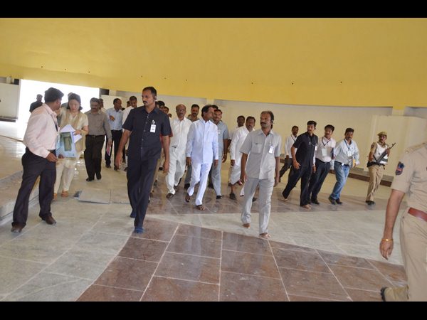  బుద్ధవనంలో కేసీఆర్, మొక్క నాటారు