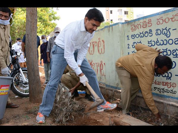 స్వచ్ఛ హైదరాబాద్: పారపట్టిన సీపీ 