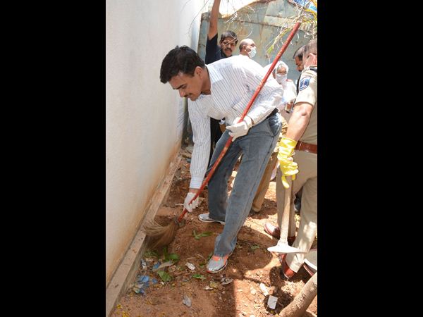  స్వచ్ఛ హైదరాబాద్: పారపట్టిన సీపీ 