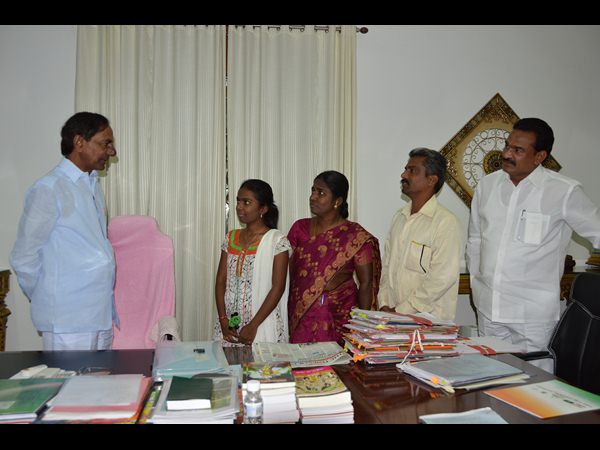 సుష్మకి కేసీఆర్ అభినందన, ప్రభుత్వ ఖర్చుతో డాక్టర్ సుష్మకి కేసీఆర్ అభినందన, ప్రభుత్వ ఖర్చుతో డాక్టర్
