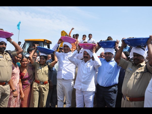 మిషన్: ఎస్పీ సుమతికి హరీశ్ అభినందన