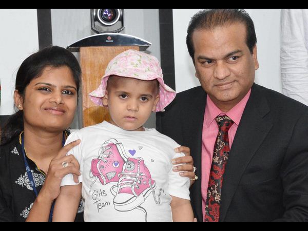 చిన్నారితో తల్లిదండ్రులు చిన్నారితో తల్లిదండ్రులు