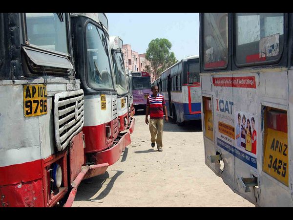  డిపోల్లో ఉద్రిక్త పరిస్ధితులు, రైల్వేకు కాసుల వర్షం