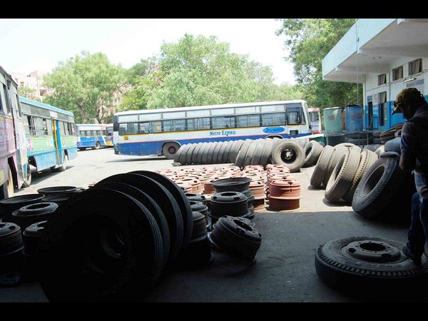  డిపోల్లో ఉద్రిక్త పరిస్ధితులు, రైల్వేకు కాసుల వర్షం