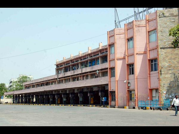  డిపోల్లో ఉద్రిక్త పరిస్ధితులు, రైల్వేకు కాసుల వర్షం