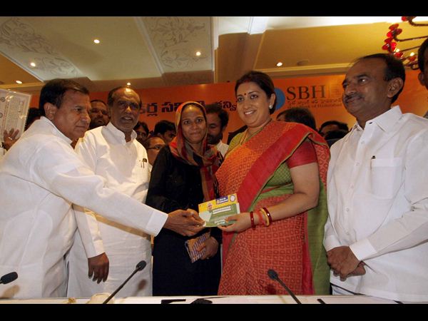  కాఫీ కన్నా తక్కువ ధరకే బీమా: కేంద్ర మంత్రి స్మృతి ఇరానీ