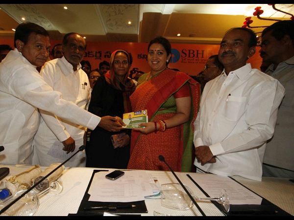 కాఫీ కన్నా తక్కువ ధరకే బీమా: కేంద్ర మంత్రి స్మృతి ఇరానీ