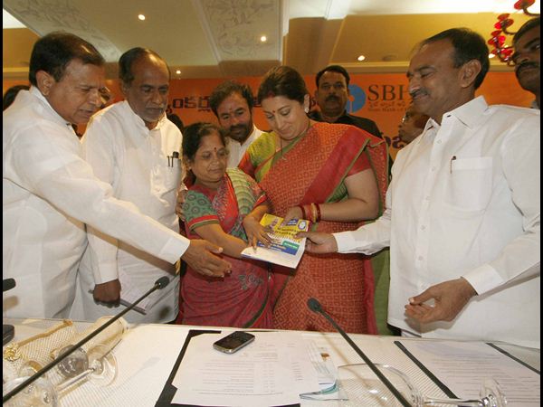 కాఫీ కన్నా తక్కువ ధరకే బీమా: కేంద్ర మంత్రి స్మృతి ఇరానీ