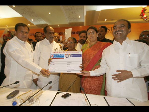  కాఫీ కన్నా తక్కువ ధరకే బీమా: కేంద్ర మంత్రి స్మృతి ఇరానీ