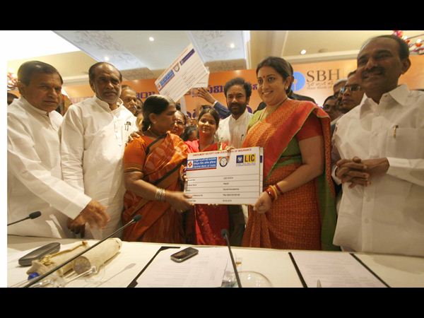  కాఫీ కన్నా తక్కువ ధరకే బీమా: కేంద్ర మంత్రి స్మృతి ఇరానీ