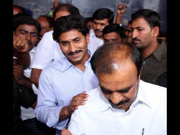 నేతలకు పరామర్శ