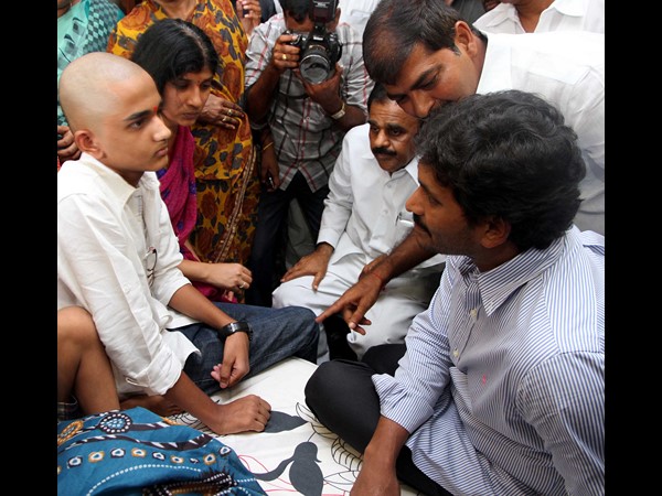 కుటుంబ సభ్యులకు పరామర్శ