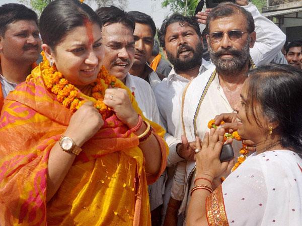 Smriti Irani visits Amethi, accuses Rahul Gandhi of lobbying for a corporate house Smriti Irani visits Amethi, accuses Rahul Gandhi of lobbying for a corporate house