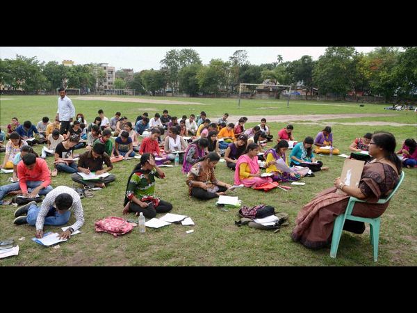 ఆరుబయటే పరీక్షలు ఆరుబయటే పరీక్షలు