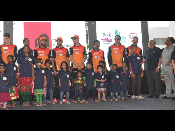 సన్రైజర్స్ టీం సందడి సన్రైజర్స్ టీం సందడి