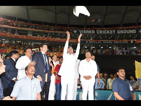 శాంతి కపోతం ఎగరేస్తూ