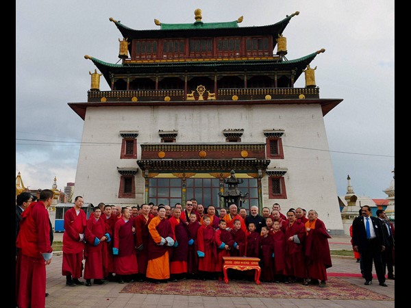 మంగోలియన్ల సభలో మోడీ, బహుమతిగా బోధి మొక్క 