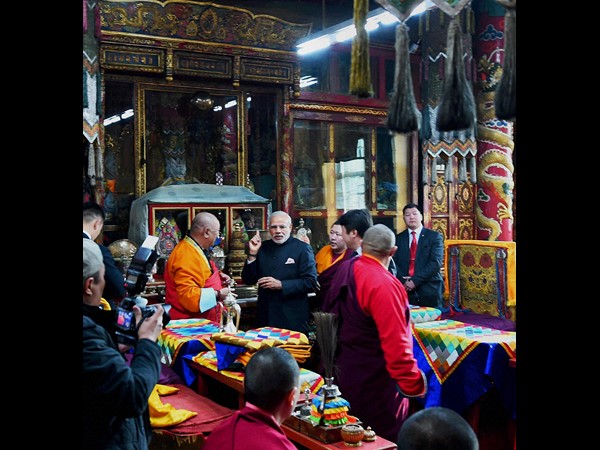 మంగోలియన్ల సభలో మోడీ, బహుమతిగా బోధి మొక్క 