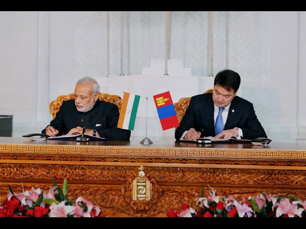 మంగోలియన్ల సభలో మోడీ, బహుమతిగా బోధి మొక్క 