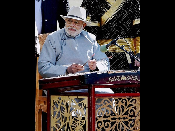 అధ్యక్షుడికి అరుదైన కానుక, ఫిడేల్ వాయించిన మోడీ 