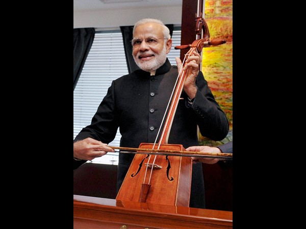  అధ్యక్షుడికి అరుదైన కానుక, ఫిడేల్ వాయించిన మోడీ 