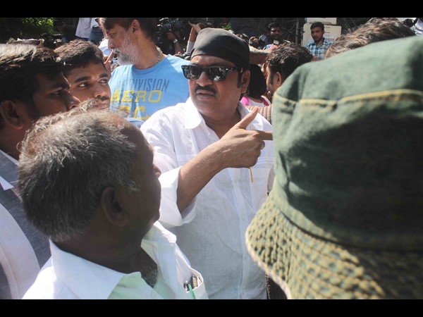 గవర్నర్ హెచ్చరిక: చెత్త ఎత్తిన రకుల్, వెంకీ (పిక్చర్స్)