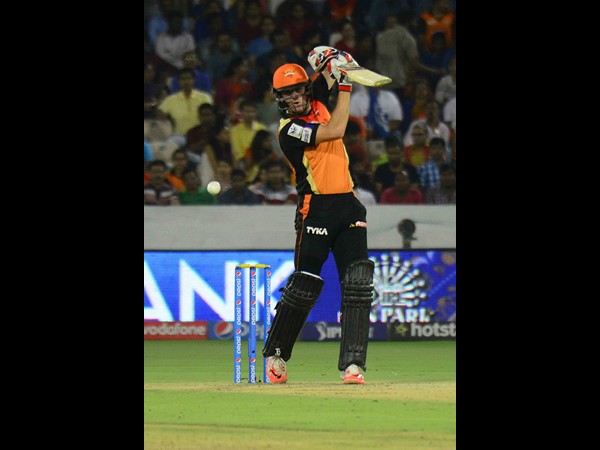 షాట్ కొడుతున్న దృశ్యం