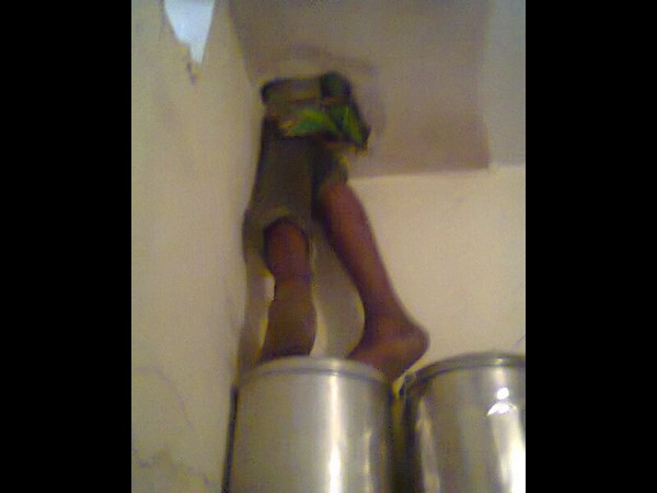  పొగ గొట్టంలో ఇరుక్కుపోయిన దొంగ