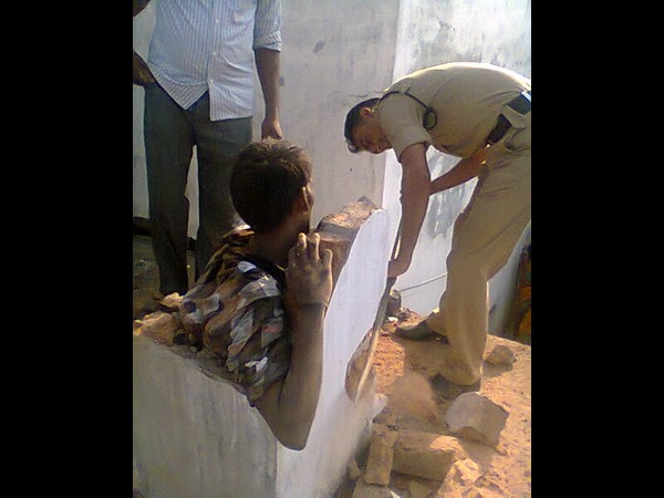 పొగ గొట్టంలో ఇరుక్కుపోయిన దొంగ