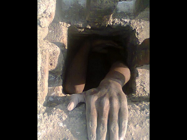 పొగ గొట్టంలో ఇరుక్కుపోయిన దొంగ