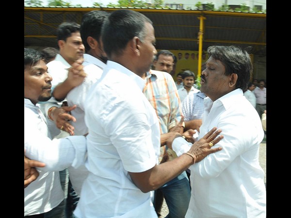 మిని మహానాడులో తెలుగు తమ్ముళ్ల రచ్చ