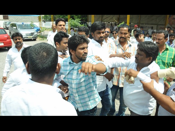 మిని మహానాడులో తెలుగు తమ్ముళ్ల రచ్చ