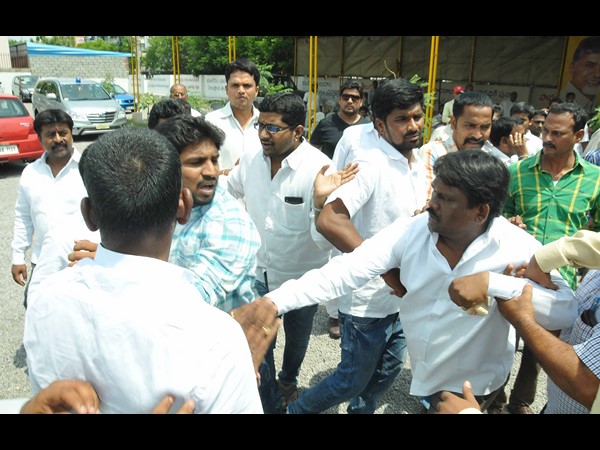 మిని మహానాడులో తెలుగు తమ్ముళ్ల రచ్చ