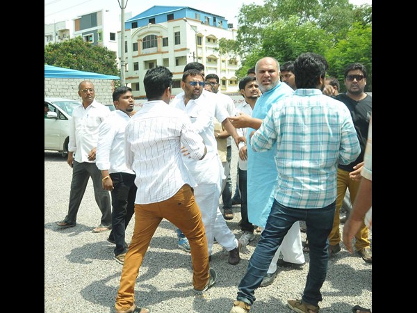 మిని మహానాడులో తెలుగు తమ్ముళ్ల రచ్చ