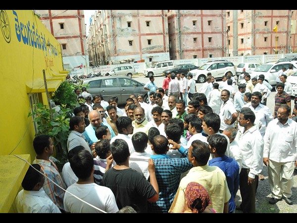 మిని మహానాడులో తెలుగు తమ్ముళ్ల రచ్చ