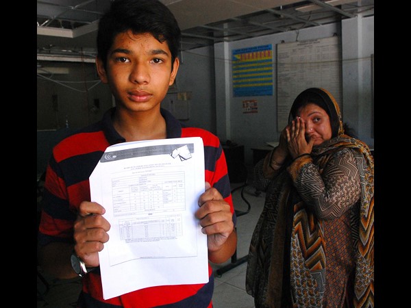  10 ఫలితాలపై నిరసన: అద్దాలు ధ్వంసం, అరెస్ట్