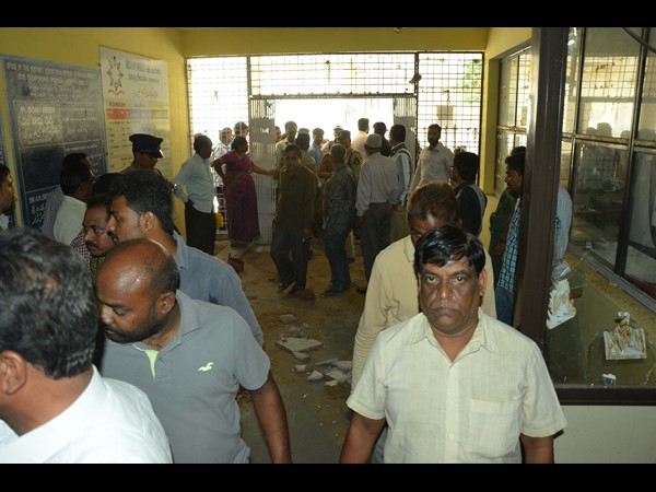  10 ఫలితాలపై నిరసన: అద్దాలు ధ్వంసం, అరెస్ట్