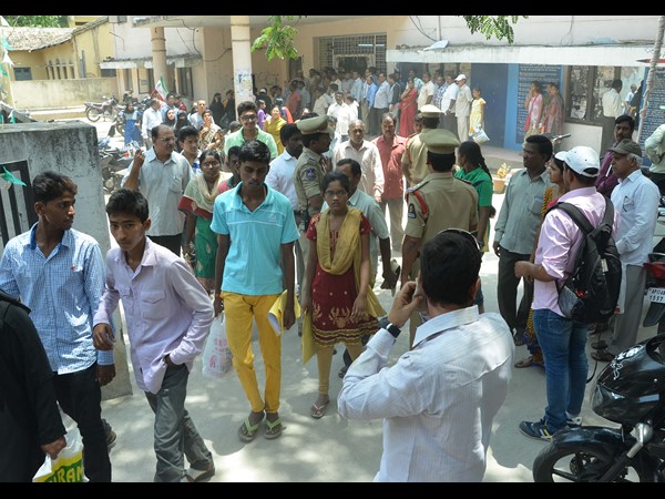 10 ఫలితాలపై నిరసన: అద్దాలు ధ్వంసం, అరెస్ట్