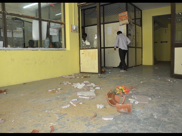 10 ఫలితాలపై నిరసన: అద్దాలు ధ్వంసం, అరెస్ట్