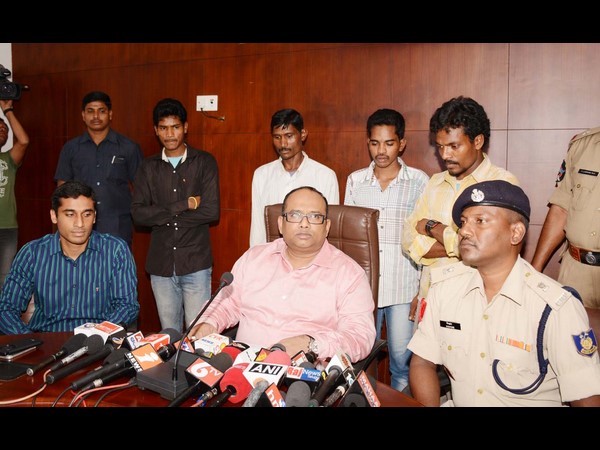 విశాఖలో నలుగురు లొంగుబాటు