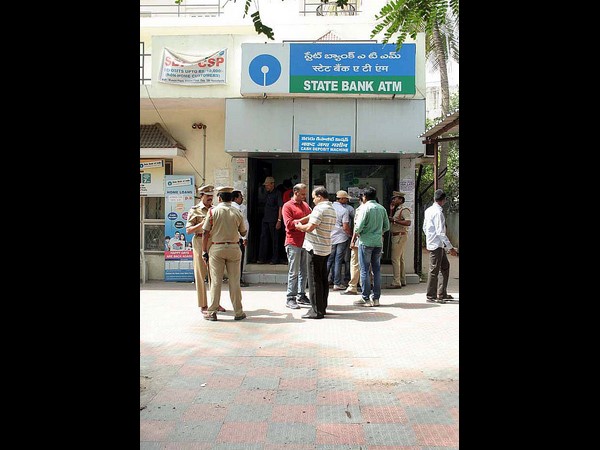  ఏటీఎంలో యువతి నుండి చోరీ