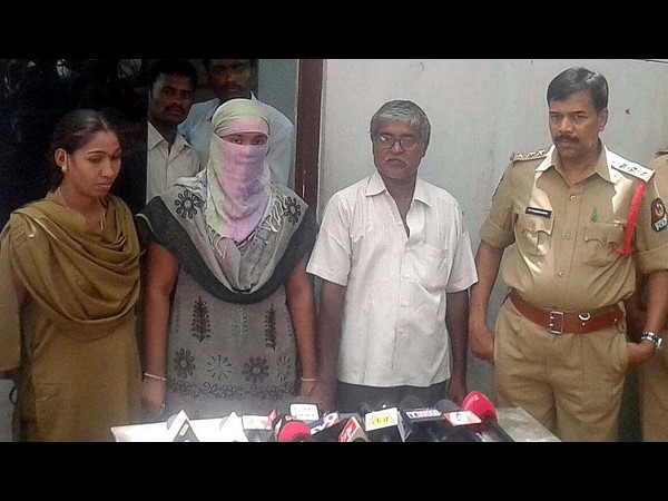 ఏటీఎంలో యువతి నుండి చోరీ