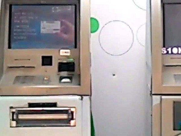 ఏటీఎంలో యువతి నుండి చోరీ