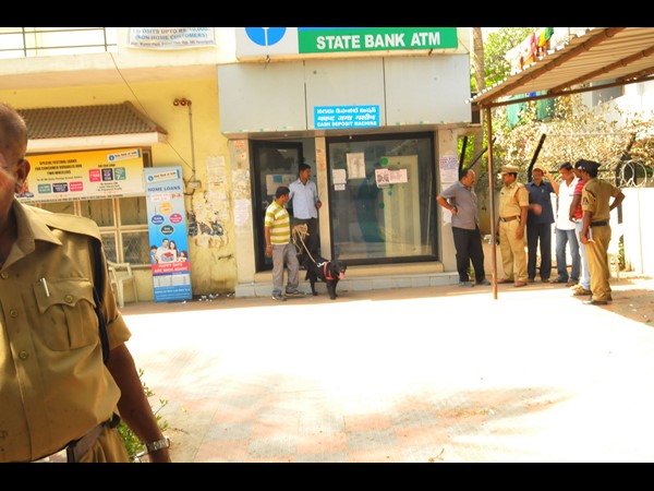 ఏటీఎంలో యువతి నుండి చోరీ