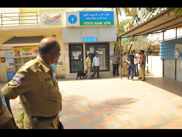 ఏటీఎంలో యువతి నుండి చోరీ